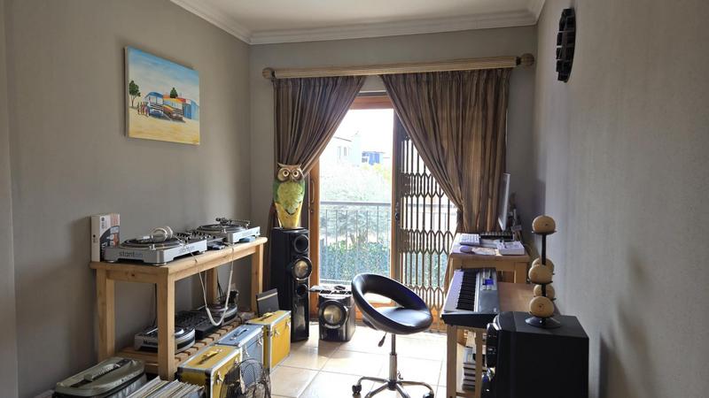 2 Bedroom Property for Sale in Gateway Manor North West